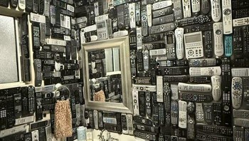 Kamar mandi ini dindingnya penuh remote TV sampai susah fokus mau mandi atau ganti channel. Kalau ilang satu, tinggal nengok tembok sambil mikir hidup kok begini amat. Dok. BoredPanda