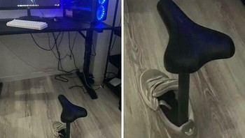Kursi gaming versi hemat ini cuma pakai sadel sepeda yang ditancap ke sepatu bekas. Duduknya mungkin enggak nyaman, tapi minimal setup jadi kelihatan “pro player ngirit listrik”. Dok. BoredPanda