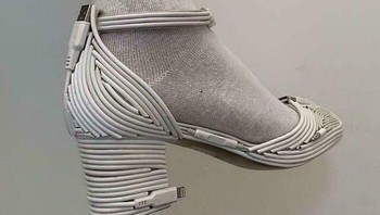 Sepatu hak tinggi dari kabel charger ini cocok buat yang hidupnya selalu lowbat. Jalan boleh gaya, tapi kalau kesandung colokan ya nasib. Dok. BoredPanda