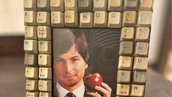 Pigura foto dari tombol keyboard lawas ini sebenarnya kreatif. Sayangnya tombolnya kelihatan kayak saksi bisu ribuan tugas yang dikerjakan sambil ngemil. Dok. BoredPanda