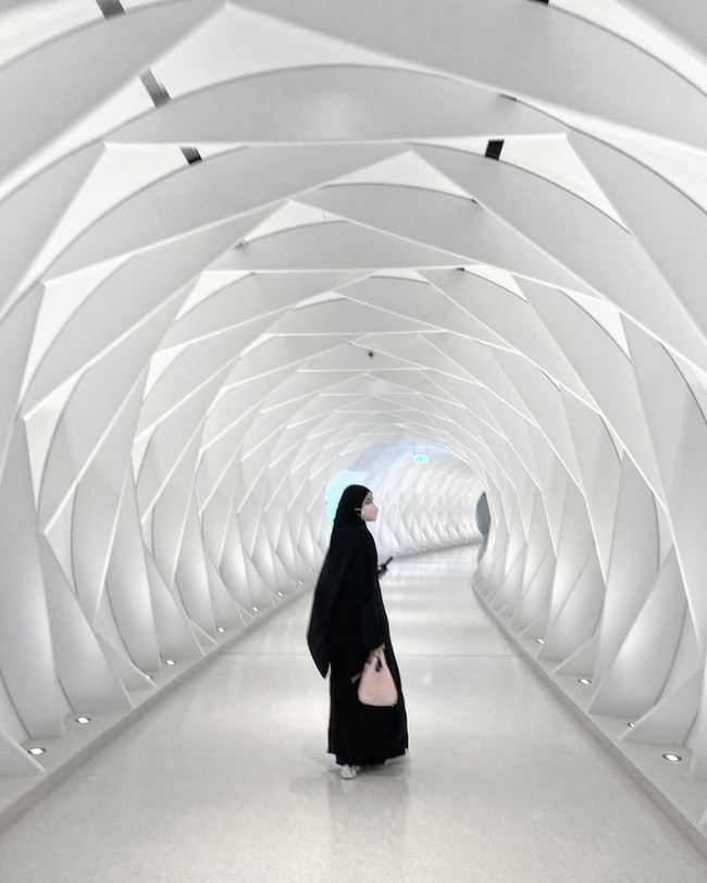 Setelah memutuskan berhijab dan mengurangi aktivitas di dunia hiburan, Laudya Cynthia Bella fokus mengembangkan bisnis fesyen muslim. Brand miliknya, L by Laudya Cynthia Bella, dikenal dengan desain elegan dan feminin. Foto: Dok. Instagram