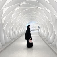 Setelah memutuskan berhijab dan mengurangi aktivitas di dunia hiburan, Laudya Cynthia Bella fokus mengembangkan bisnis fesyen muslim. Brand miliknya, L by Laudya Cynthia Bella, dikenal dengan desain elegan dan feminin. Foto: Dok. Instagram