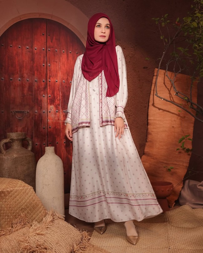 Sempat dijuluki ratu sinetron, Shireen Sungkar kini lebih aktif sebagai pebisnis. Salah satu brand yang dikembangkannya adalah SHI by Shireen Sungkar. Brand ini menawarkan koleksi hijab yang simpel namun tetap elegan. Foto: Dok. Instagram