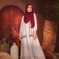 Sempat dijuluki ratu sinetron, Shireen Sungkar kini lebih aktif sebagai pebisnis. Salah satu brand yang dikembangkannya adalah SHI by Shireen Sungkar. Brand ini menawarkan koleksi hijab yang simpel namun tetap elegan. Foto: Dok. Instagram