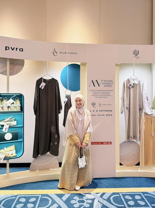 Natasha Rizky juga terjun ke dunia modest fashion dengan label bernama Alur Cerita. Brand ini dikenal dengan nuansa syar’i dan desain yang lembut. Foto: Dok. Instagram