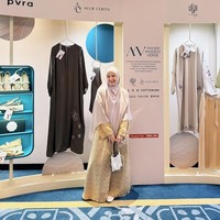 Natasha Rizky juga terjun ke dunia modest fashion dengan label bernama Alur Cerita. Brand ini dikenal dengan nuansa syar’i dan desain yang lembut. Foto: Dok. Instagram