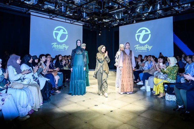 Terry Putri juga mengembangkan bisnis pakaian muslim dengan nama Territory. Brand ini menghadirkan busana yang modern.  Foto: Dok. Instagram