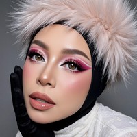 Musisi kenamaan Melly Goeslaw turut melebarkan sayap ke industri fashion muslim. Ia menamai brand-nya Aleabe, dengan ciri khas warna dan desain unik. Foto: Dok. Instagram