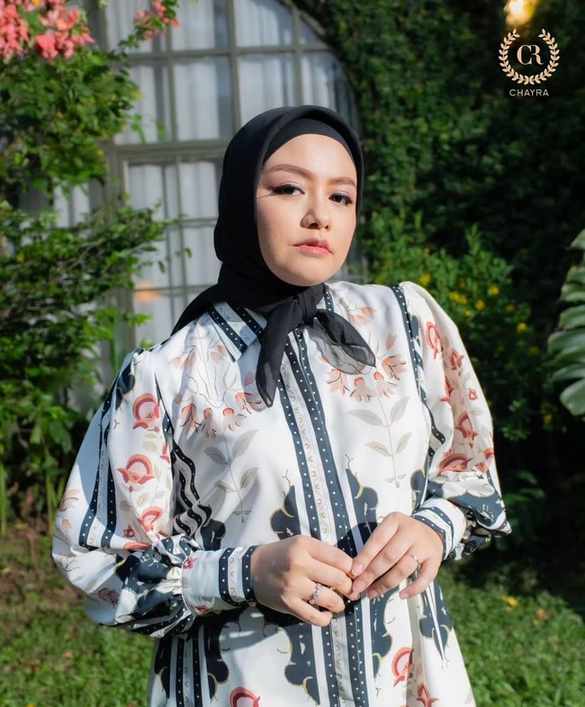 Tika Ramlan yang dikenal sebagai personel duo T2 juga sukses menekuni dunia bisnis busana muslim. Kiprahnya di industri musik tak menghalangi langkahnya membangun brand Chayra Syari.Foto: Dok. Instagram