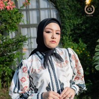 Tika Ramlan yang dikenal sebagai personel duo T2 juga sukses menekuni dunia bisnis busana muslim. Kiprahnya di industri musik tak menghalangi langkahnya membangun brand Chayra Syari.Foto: Dok. Instagram