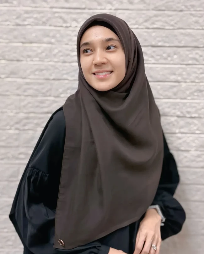Dhini Aminarti juga telah membesarkan brand hijab bernama DINI by Dhini Aminarti. Beberapa bulan lalu baru saja membuka toko offline terbarunya di kawasan Bintaro, Tangerang Selatan. Foto: Dok. Instagram