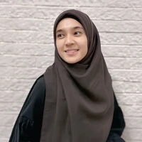 Dhini Aminarti juga telah membesarkan brand hijab bernama DINI by Dhini Aminarti. Beberapa bulan lalu baru saja membuka toko offline terbarunya di kawasan Bintaro, Tangerang Selatan. Foto: Dok. Instagram