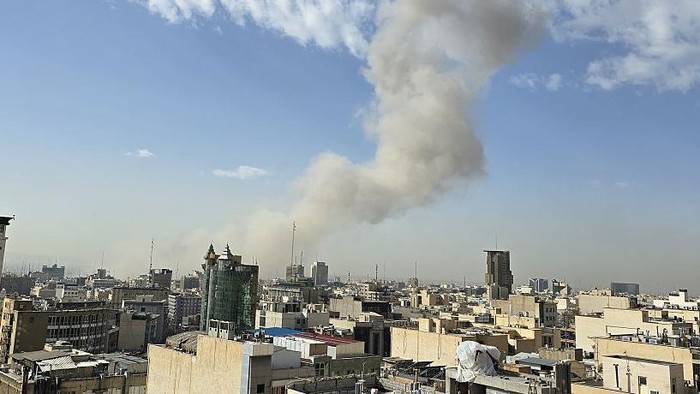 Kepulan asap setelah ledakan terjadi di Teheran, Iran, pada Sabtu (28/02). (Anadolu via Getty Images)