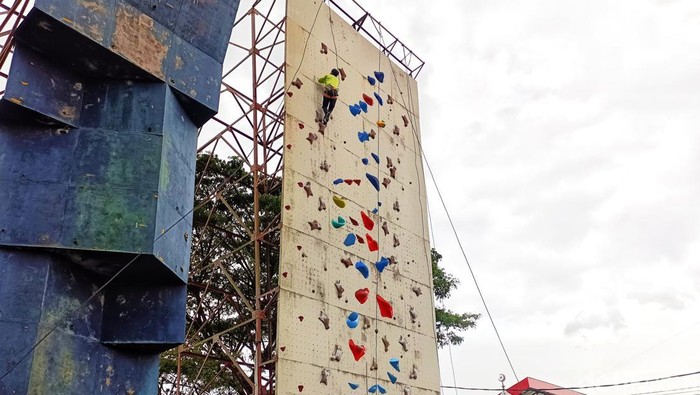 Atlet panjat tebing latihan fasilitas milik Dispora Sumut (Nanda Marbun/detikcom)