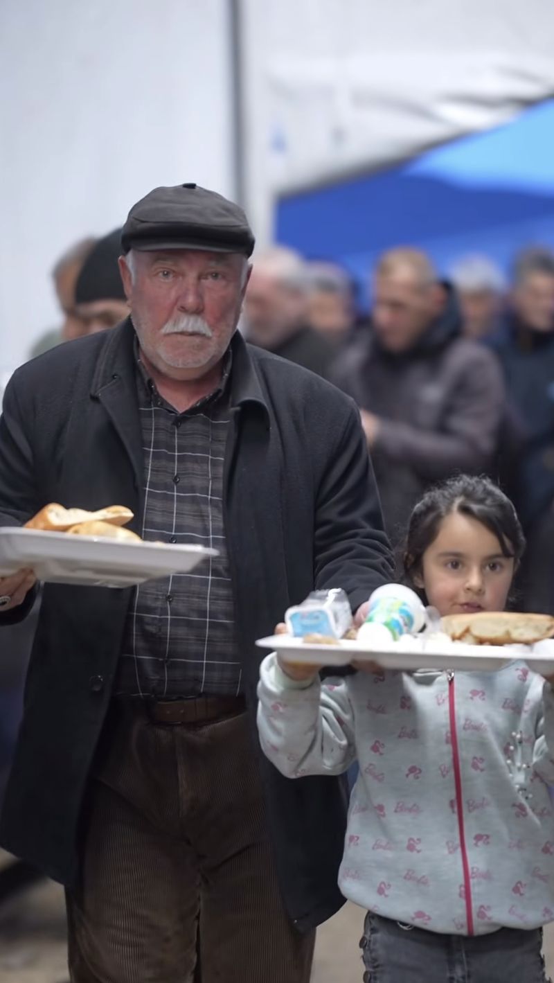 Buka puasa bersama di masjid milik Salt Bae Salt Bae Gelar Bukber di Masjid Pribadi, Bagi-bagi 1.000 Takjil Gratis!