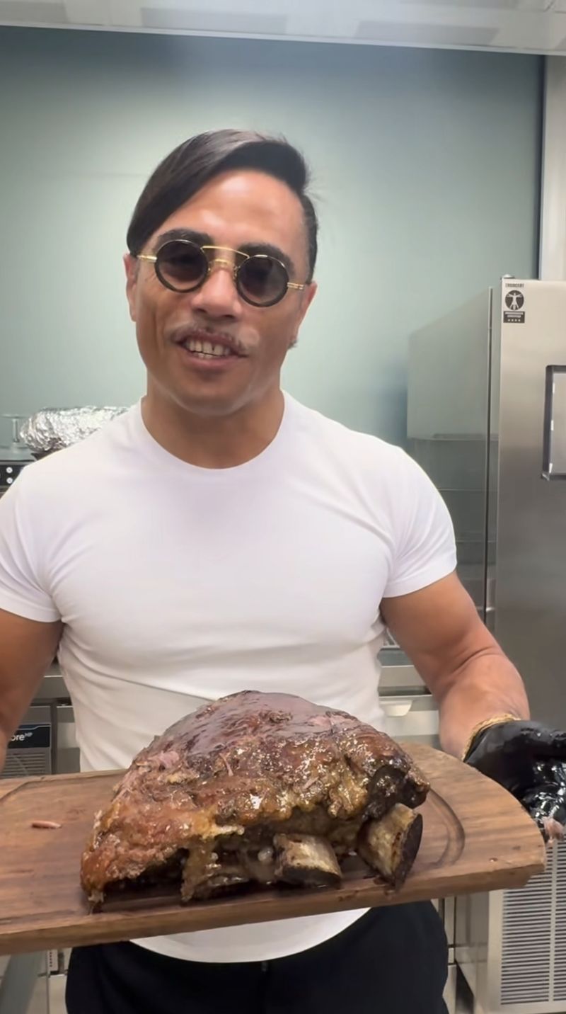 Buka puasa bersama di masjid milik Salt Bae Salt Bae Gelar Bukber di Masjid Pribadi, Bagi-bagi 1.000 Takjil Gratis!