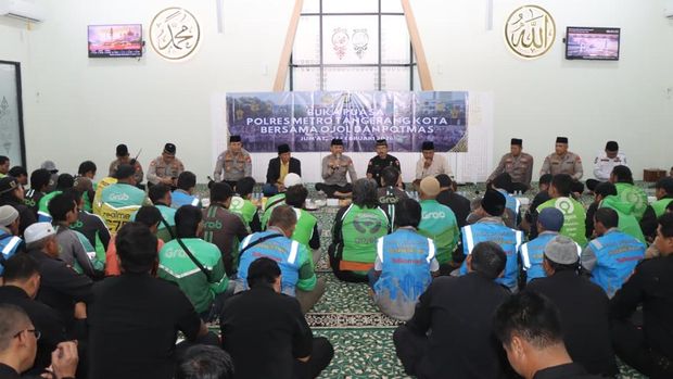 Bulan Ramadan diisi dengan kegiatan berbagi. Polres Metro Tangerang Kota berbagi takjil dengan masyarakat hingga berbuka bersama pengemudi ojek online (ojol). (dok Ist)