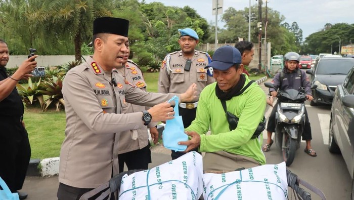 Bulan Ramadan diisi dengan kegiatan berbagi. Polres Metro Tangerang Kota berbagi takjil dengan masyarakat hingga berbuka bersama pengemudi ojek online (ojol). (dok Ist)