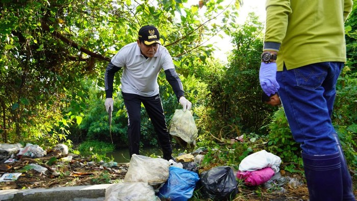 Bupati Sidoarjo Subandi saat ikut membersihkan sampah