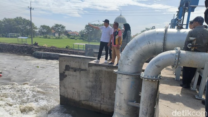 Bupati Sidoarjo Subandi meninjau Dam Kedungpeluk yang pengerjaannya sudah tuntas. Dia minta kekurangan segera dirapikan.
