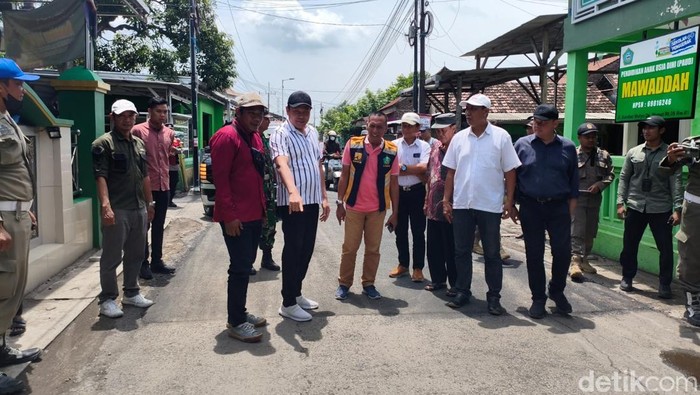Bupati Subandi mengecek perbaikan jalan di Sidoarjo. Perbaikan jalan ditarget tuntas sebelum lebaran.