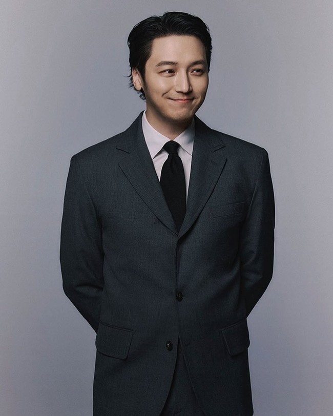 Namanya mulai diperhitungkan publik setelah tampil dalam drama Misaeng: Incomplete Life pada 2014. Lewat perannya, ia meraih penghargaan Best New Actor di APAN Star Awards. Foto: Instagram/@byunyohan_official