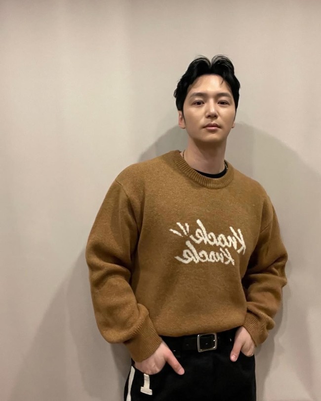 Aktor kelahiran 29 April 1986 ini membintangi sejumlah judul besar seperti Mr. Sunshine, Six Flying Dragons, Uncle Samsik, hingga film Hansan: Rising Dragon. Perannya sebagai komandan laut Jepang, Wakisaka, menuai pujian dan membawanya meraih berbagai penghargaan. Foto: Instagram/@byunyohan_official