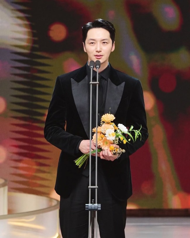 Kariernya diakui lewat sejumlah trofi Aktor Terbaik dari berbagai ajang. Ia juga meraih penghargaan di Baeksang Arts Awards atas penampilannya di film Hansan. Penghargaan ini kerap dijuluki sebagai Oscar-nya Korea Selatan. Foto: Instagram/@byunyohan_official