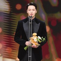 Kariernya diakui lewat sejumlah trofi Aktor Terbaik dari berbagai ajang. Ia juga meraih penghargaan di Baeksang Arts Awards atas penampilannya di film Hansan. Penghargaan ini kerap dijuluki sebagai Oscar-nya Korea Selatan. Foto: Instagram/@byunyohan_official