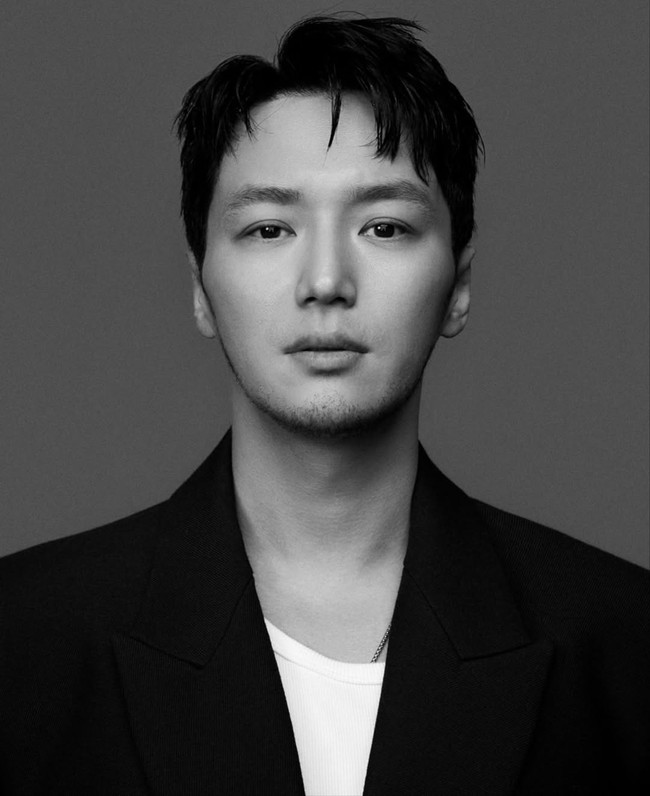Tak hanya piawai berakting, Byun Yo Han juga menunjukkan kemampuan vokalnya. Pada 2016, ia debut musikal lewat Hedwig and the Angry Inch, memerankan karakter utama seorang bintang rock beridentitas gender queer. Foto: Instagram/@byunyohan_official