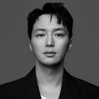 Tak hanya piawai berakting, Byun Yo Han juga menunjukkan kemampuan vokalnya. Pada 2016, ia debut musikal lewat Hedwig and the Angry Inch, memerankan karakter utama seorang bintang rock beridentitas gender queer. Foto: Instagram/@byunyohan_official