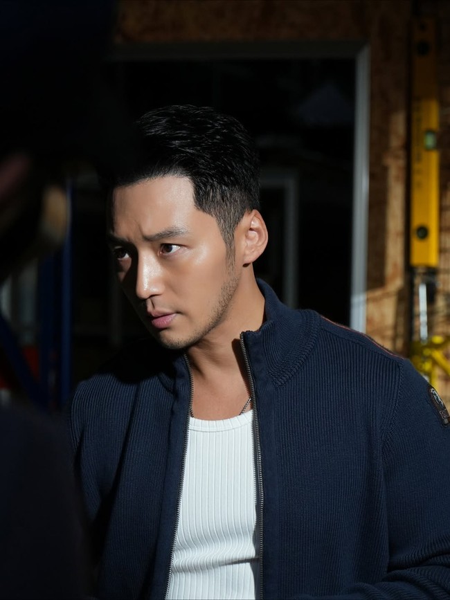 Dari film sejarah hingga drama politik modern, Byun Yo Han dikenal fleksibel memerankan berbagai karakter. Karisma kuat dan totalitas aktingnya membuatnya tak hanya dicintai penonton, tetapi juga berhasil mencuri hati Tiffany. Foto: Instagram/@byunyohan_official