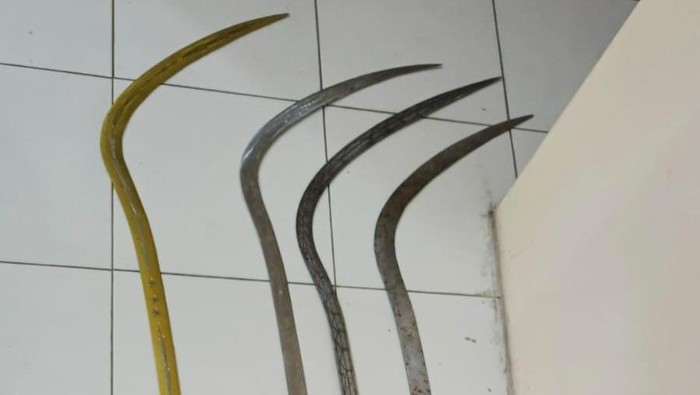 Celurit panjang diamankan dari lokasi rencana siaran langsung tawuran di Mungkid, Magelang, Sabtu (28/2/2026).