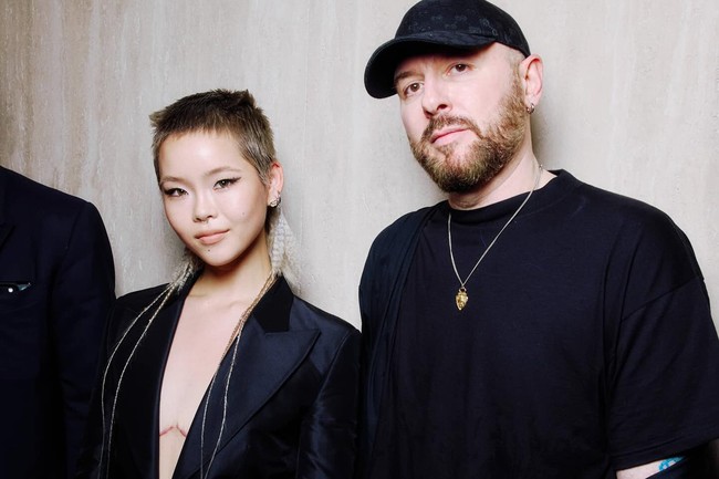 Cocona melakukan operasi pengangkatan payudara di usia 20 tahun setelah merasa ‘terjebak’ dalam tubuh wanita. “Aku adalah AFAB (Assigned Female at Birth) transmaskulin nonbiner. Awal tahun ini, aku menjalani operasi perubahan pada tubuh bagian atas,” tulis Cocona dalam pernyataannya kepada fans. Foto: Instagram @xgofficial