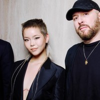 Cocona melakukan operasi pengangkatan payudara di usia 20 tahun setelah merasa ‘terjebak’ dalam tubuh wanita. “Aku adalah AFAB (Assigned Female at Birth) transmaskulin nonbiner. Awal tahun ini, aku menjalani operasi perubahan pada tubuh bagian atas,” tulis Cocona dalam pernyataannya kepada fans. Foto: Instagram @xgofficial