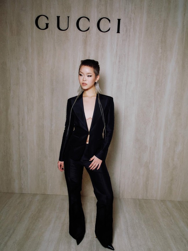 “Aku terlahir dan dipersepsikan sebagai wanita, tetapi label itu tidak pernah benar-benar mewakili siapa diriku. Aku hidup dengan cara yang terasa lebih maskulin dan lebih jujur terhadap diriku sendiri. Hal tersulit yang pernah aku hadapi adalah menerima dan merangkul diri sendiri,” lanjutnya. Foto: Instagram @xgofficial