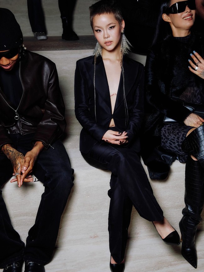 Dalam acara, wanita asal Jepang tersebut mengenakan setelan hitam dengan blazer tanpa atasan. Karena itu, bekas operasinya bisa dengan jelas terlihat. Foto: Instagram @xgofficial