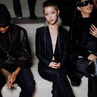 Dalam acara, wanita asal Jepang tersebut mengenakan setelan hitam dengan blazer tanpa atasan. Karena itu, bekas operasinya bisa dengan jelas terlihat. Foto: Instagram @xgofficial