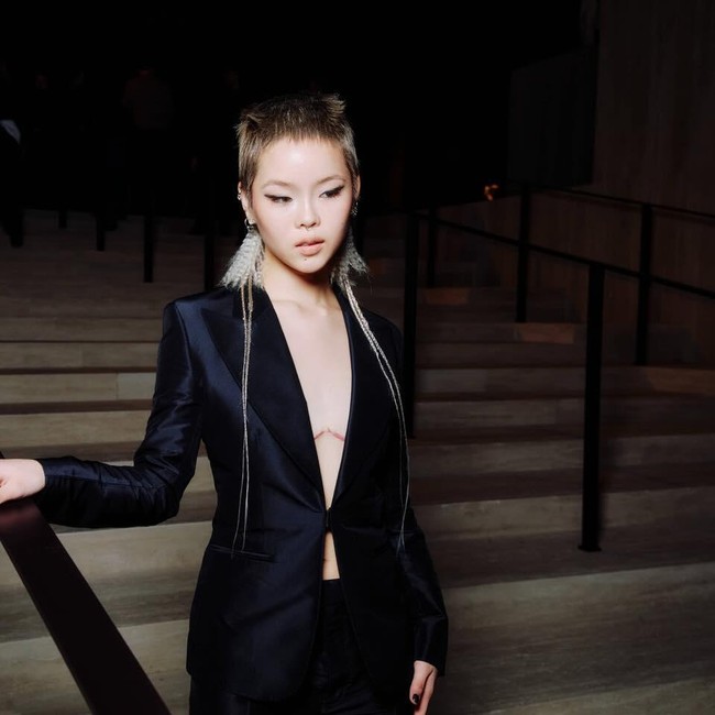 Gaya Kontroversial Cocona XG Pamer Bekas Operasi Payudara di Fashion Show Gucci