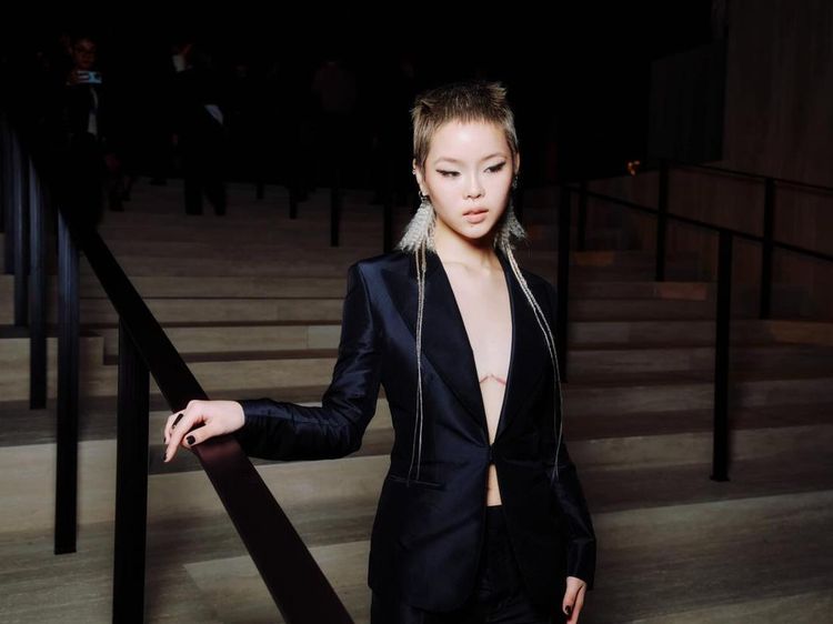 Gaya Kontroversial Cocona XG Pamer Bekas Operasi Payudara di Fashion Show Gucci