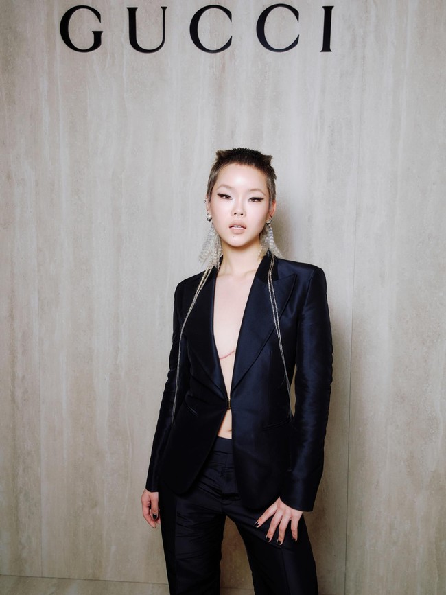 Cocona adalah member dari girlgroup XG yang menyatakan diri sebagai transmaskulin non-biner. Ia pun telah menjalani operasi pengangkatan payudara.  Foto: Instagram @xgofficial