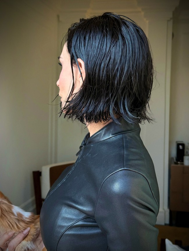 Gaya rambutnya merupakan hasil dari hairstylist Dimitris Giannetos yang diberi nama ‘Demi-tris BoB’.Foto: Instagram @demimoore