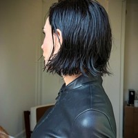 Gaya rambutnya merupakan hasil dari hairstylist Dimitris Giannetos yang diberi nama ‘Demi-tris BoB’.Foto: Instagram @demimoore