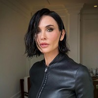 Saat menghadiri fashion show Gucci FW26 di Palazzo Delle Scintille, Demi tampil dengan gaya rambut ‘wet-look’ yang edgy, cocok dengan busananya.Foto: Instagram @demimoore