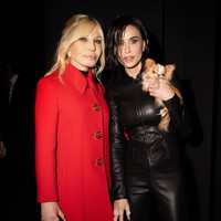 Sementara untuk busana, aktris 63 tahun tersebut memakai setelan kulit hitam. Mantan istri Bruce Willis tersebut mengenakan  jaket dan celana pas badan beserta purse dan high heels senaada.Foto: Instagram @demimoore