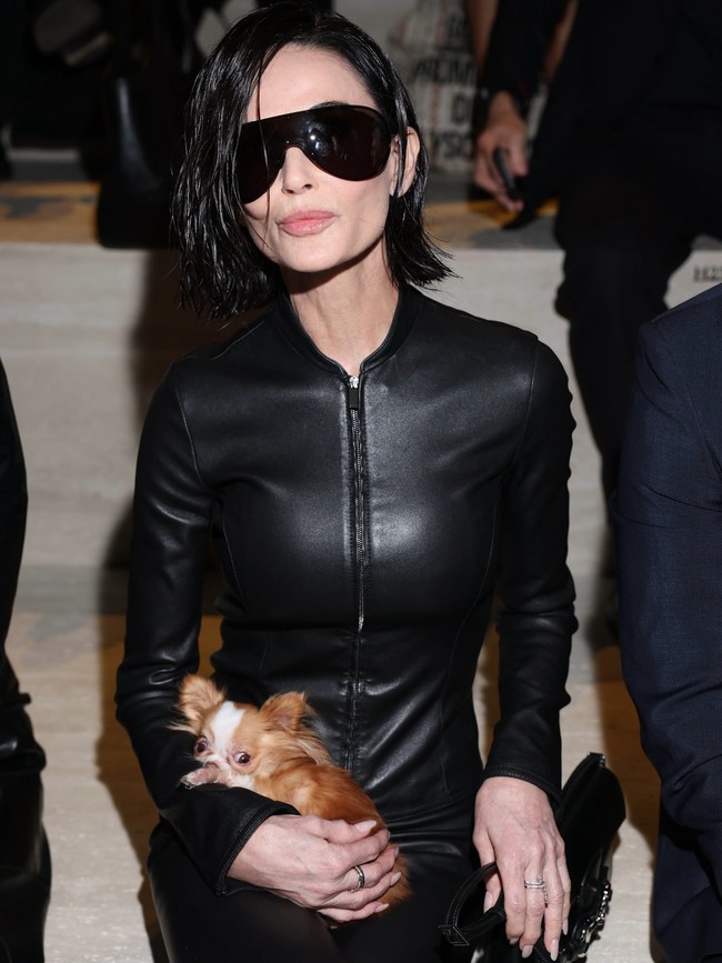 Demi Moore tampil di Milan Fashion Week dengan gaya yang ‘bold’. Wanita yang dikenal selalu berambut panjang itu hadir dengan potongan bob yang membuatnya hampir tak dikenali. Foto: Instagram @demimoore