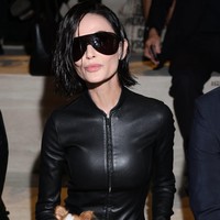 Demi Moore tampil di Milan Fashion Week dengan gaya yang ‘bold’. Wanita yang dikenal selalu berambut panjang itu hadir dengan potongan bob yang membuatnya hampir tak dikenali. Foto: Instagram @demimoore