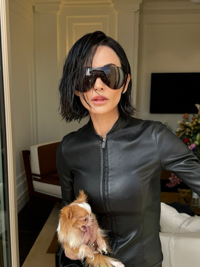 Mengenai gaya dramatisnya, Demi merasa ingin bereksplorasi. “Aku suka memberi ruang untuk bereksperimen. Rambutku telah menjalani banyak kehidupan,” ujarnya kepada People.Foto: Instagram @demimoore