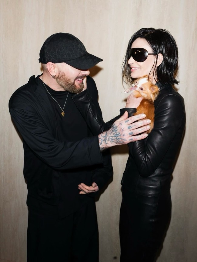 Kali ini, Demi tidak sendiri. Ia ditemani seekor anjing chihuahua-nya bernama Pilaf. Foto: Instagram @demimoore