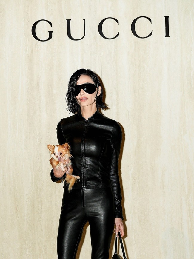 Mengenakan outfit serba hitam, bentuk tubuhnya yang langsing jadi perhatian.Foto: Instagram @demimoore